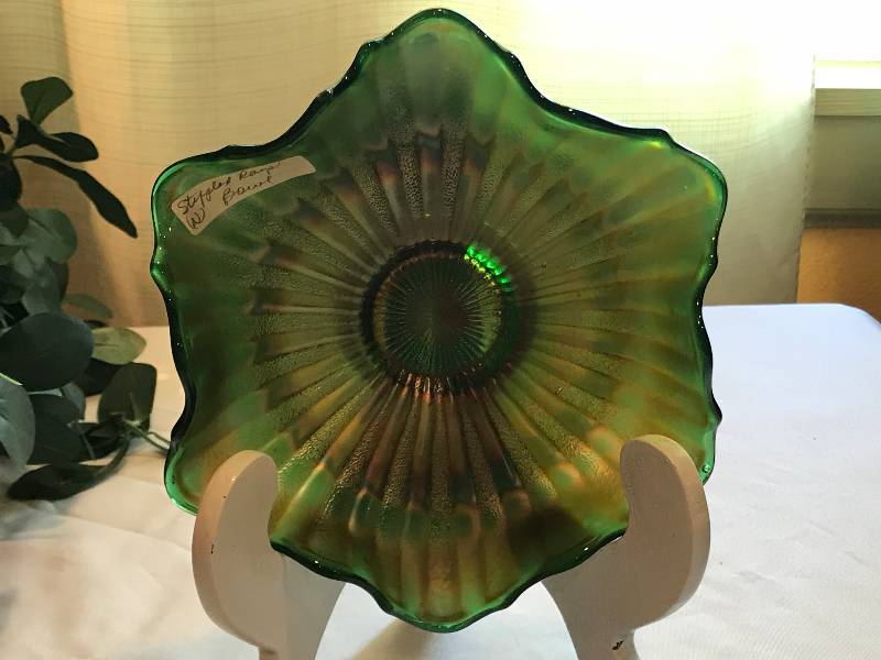 lot 204 image: Fenton stippled Rays green flat bowl