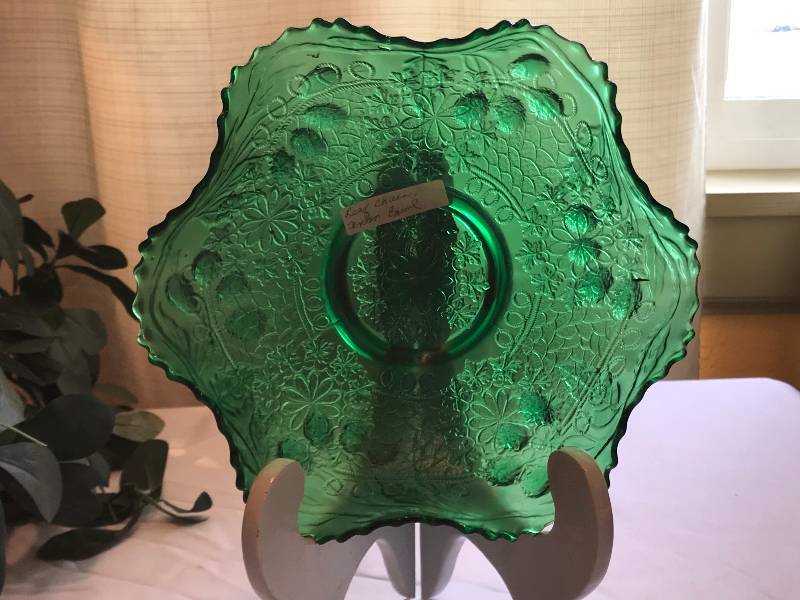 lot 213 image: Fenton Leaf chain green bowl