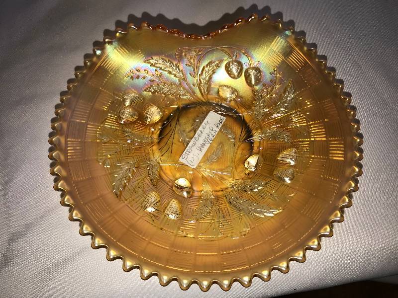 lot 220 image: Northwood wild strawberry Marigold hand grip plate