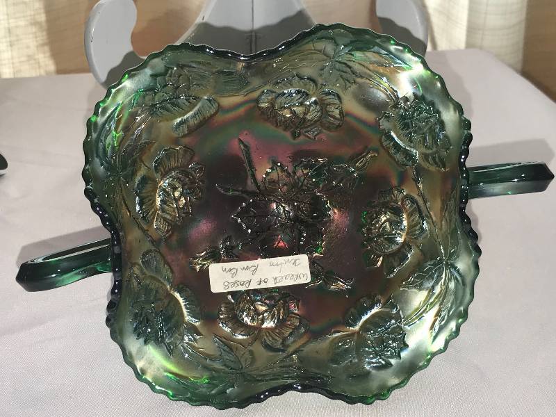 lot 249 image: Fenton wreath of roses green bonbon