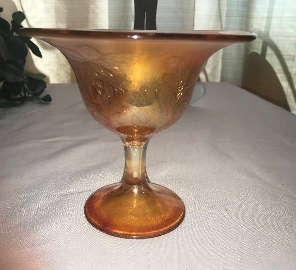 lot 250 image: Fenton peacock in your urn Marigold compote