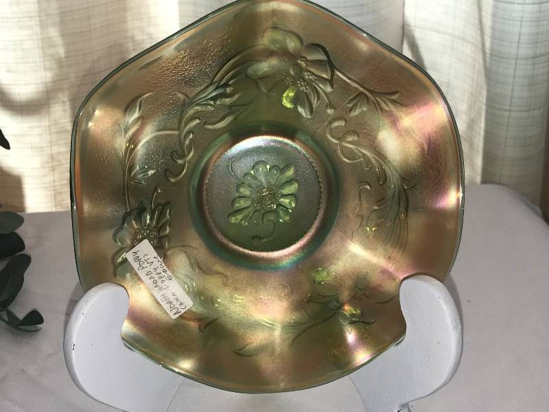 lot 252 image: Northwood Poppy green bowl