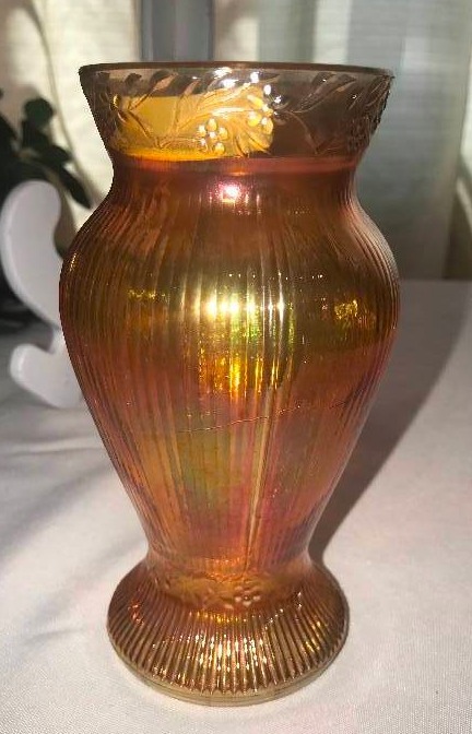 lot 253 image: Imperial prism and Daisy bound Marigold vase