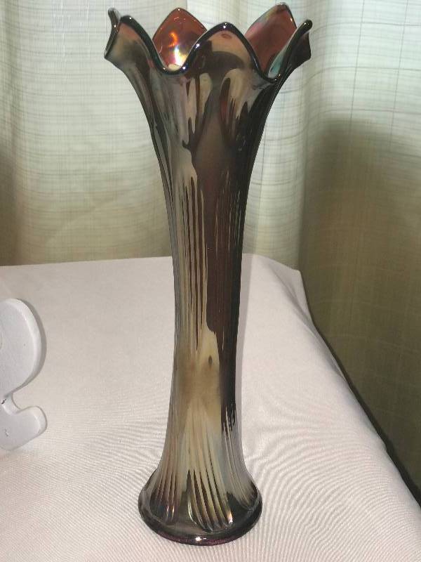lot 256 image: Fenton diamonds and Rib 1911 amethyst vase