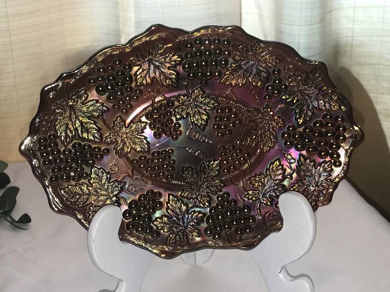 lot 264 image: Northwood grape and cable amethyst dresser tray