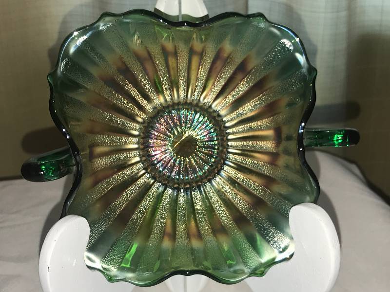 lot 275 image: Fenton stippled Rays green bonbon