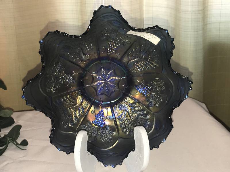 lot 277 image: Fenton peacock and grape beaded Berry bowl