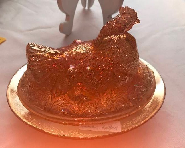 lot 283 image: Sowerby covered hen AKA chick gold butter dish