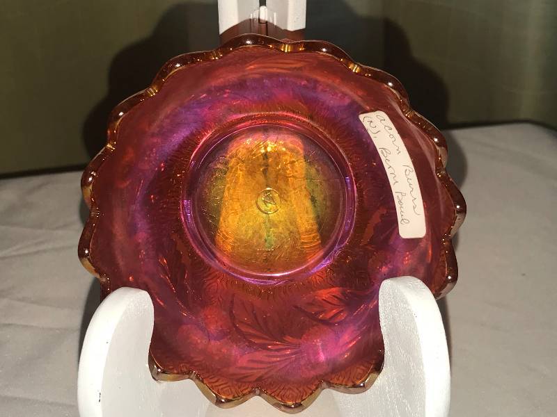 lot 294 image: Northwood Acorn Burrs dark Marigold Berry Bowl