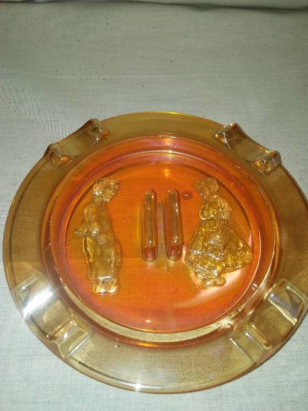 lot 406 image: Carnival Glass LBJ Hat and Dutch boy and Girl Ashtray
