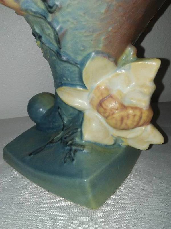 lot 421 image: Roseville Magnolia Vase 282-8