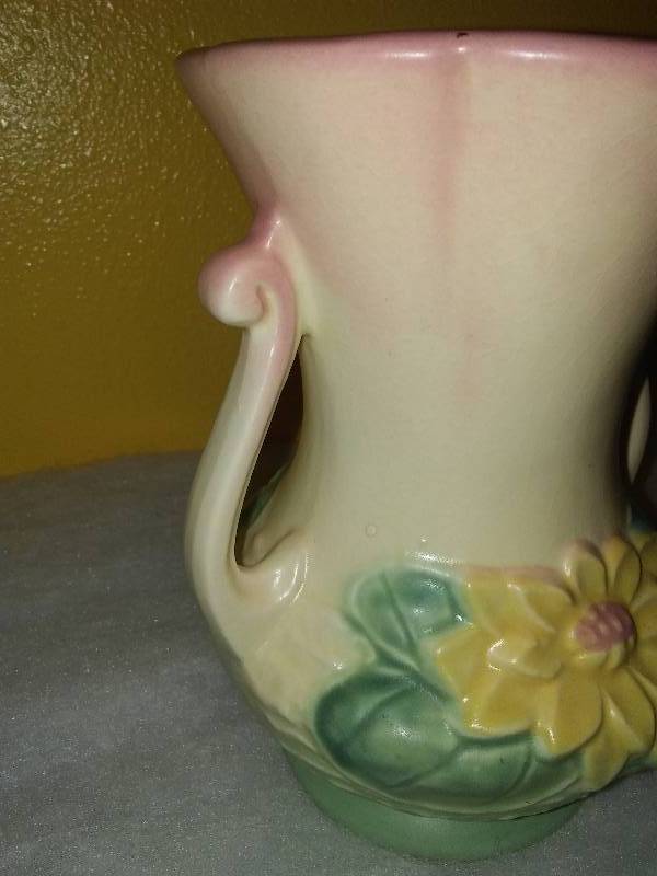 lot 392 image: Hull Vase L-4-6  in.