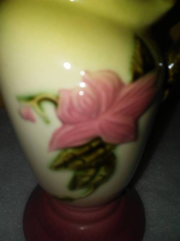 lot 397 image: Hull Woodland Pitcher Vase