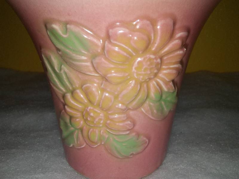 lot 395 image: Hull Sunglow Flower Pot
