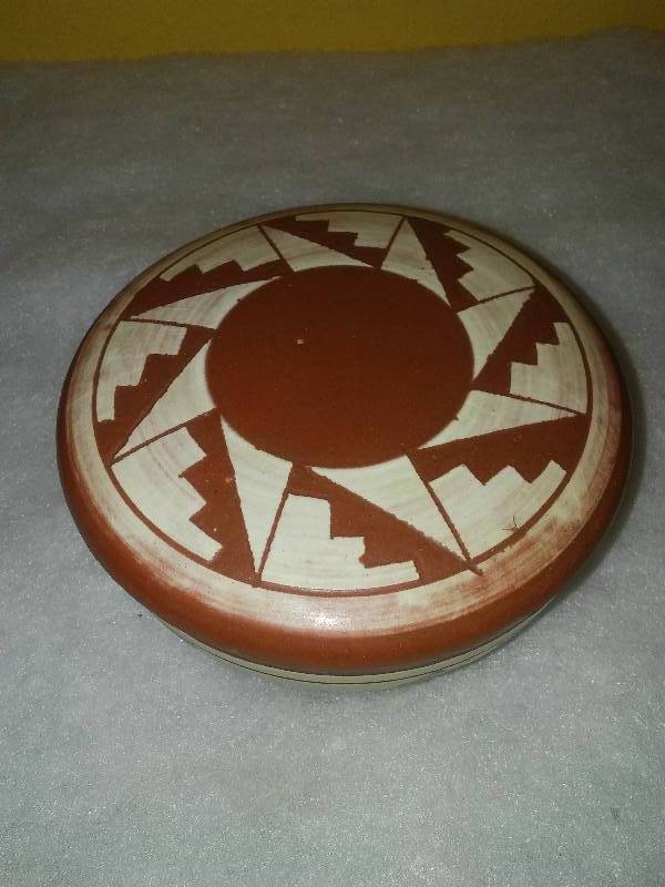 lot 391 image: Sioux Pottery Covered Jar