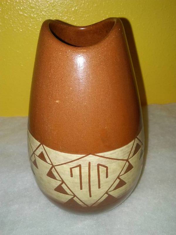 lot 390 image: Sioux Pottery Vase