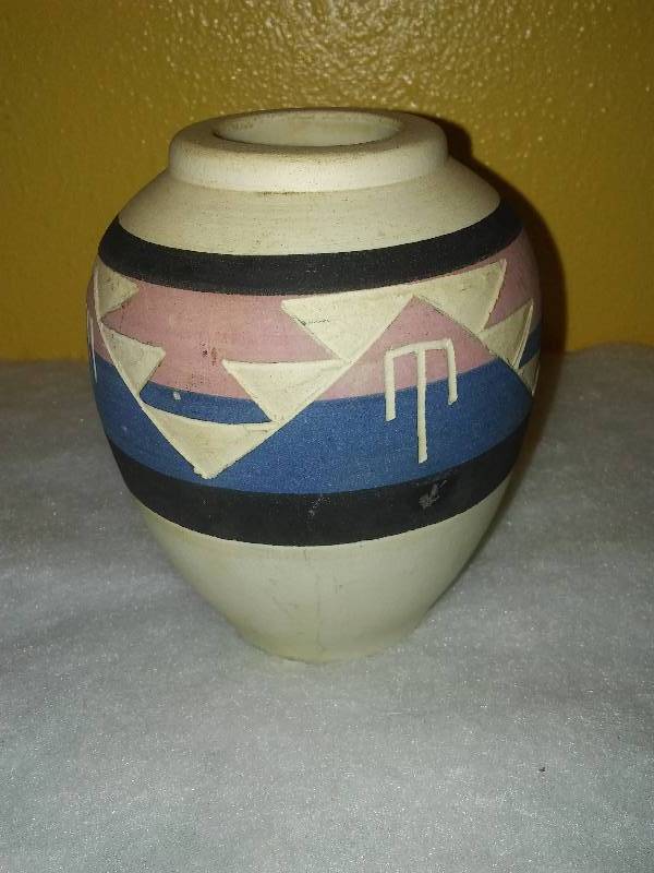 lot 389 image: Sioux Pottery Vase