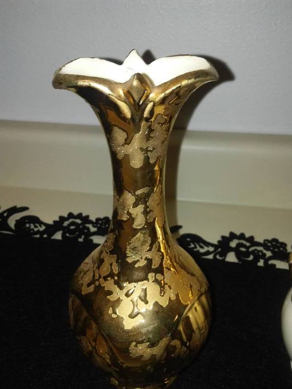 lot 371 image: Weeping Gold Pottery Savoy Vases (3) 24k gold