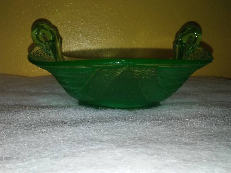 lot 377 image: Cambridge Swan Dish Diameter
