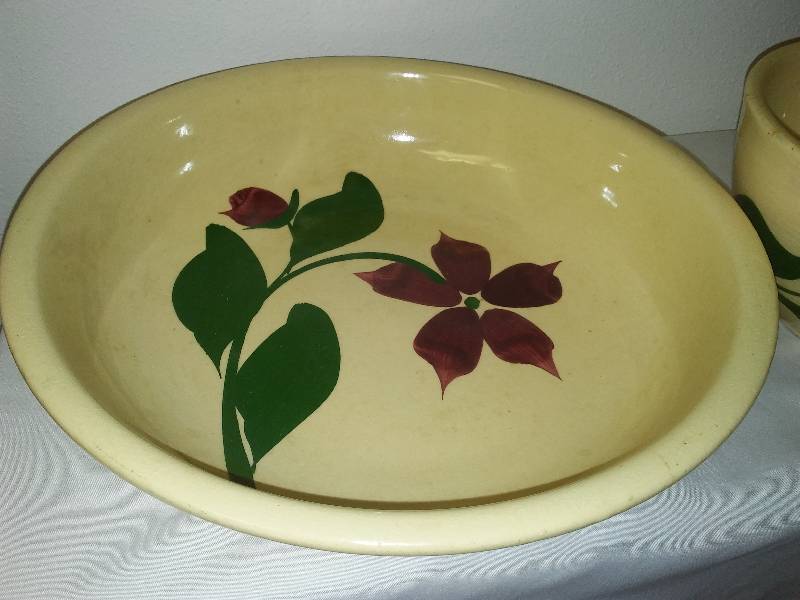 lot 375 image: Watt Ware Vintage Star Flower Spaghettibowl