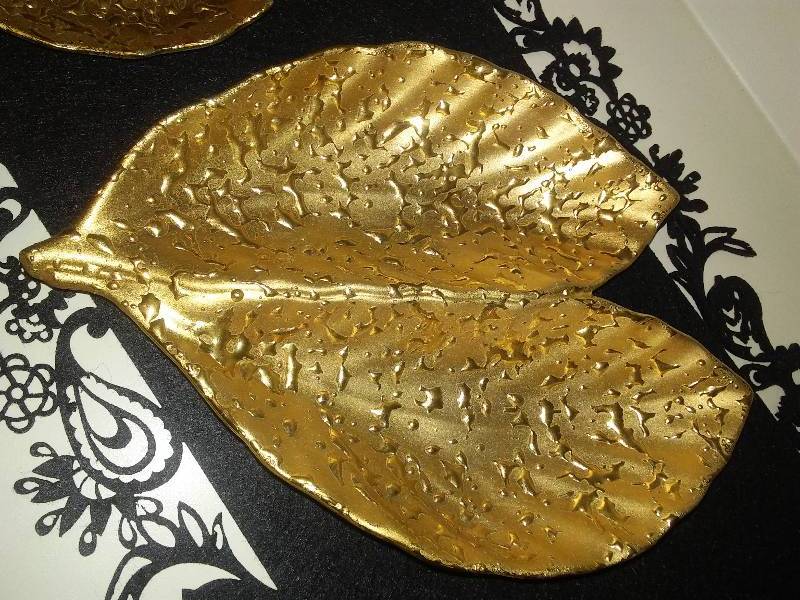 lot 369 image: Weeping Gold Pottery Leaf PlatesDish (2) 22k gold