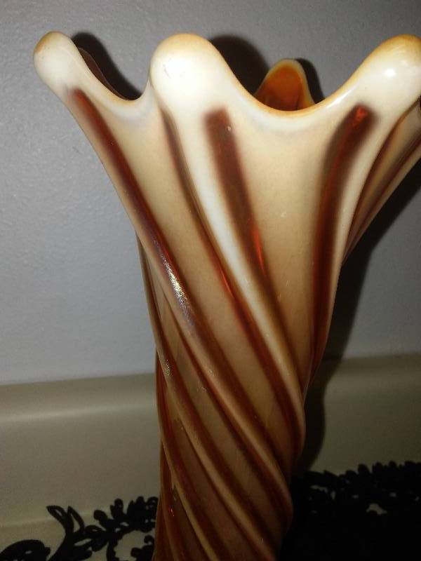 lot 362 image: Peach Opalescent 10 Wide Ribbed Spiralex Vase