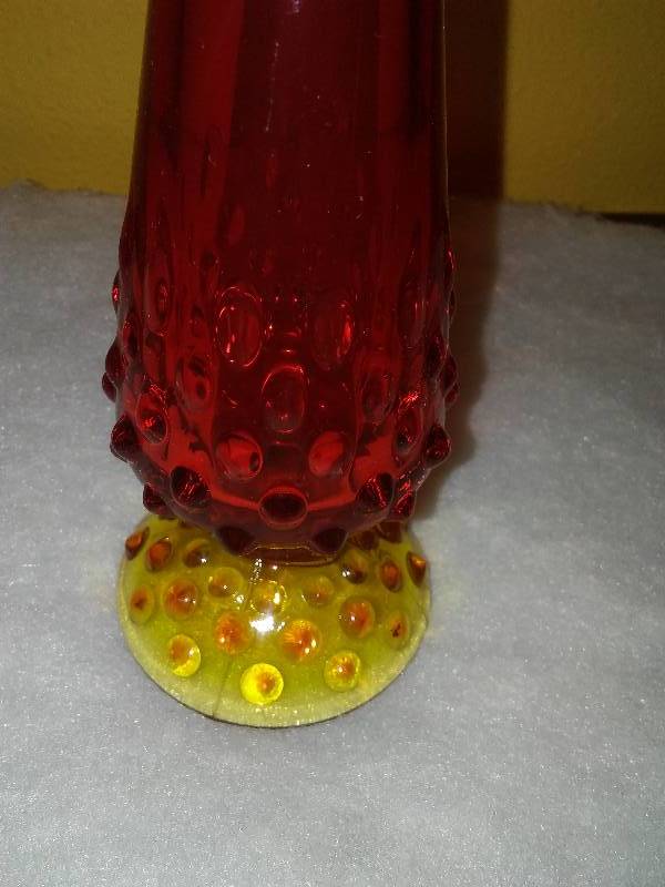 lot 351 image: Vintage Fenton hobnail bud vase 11