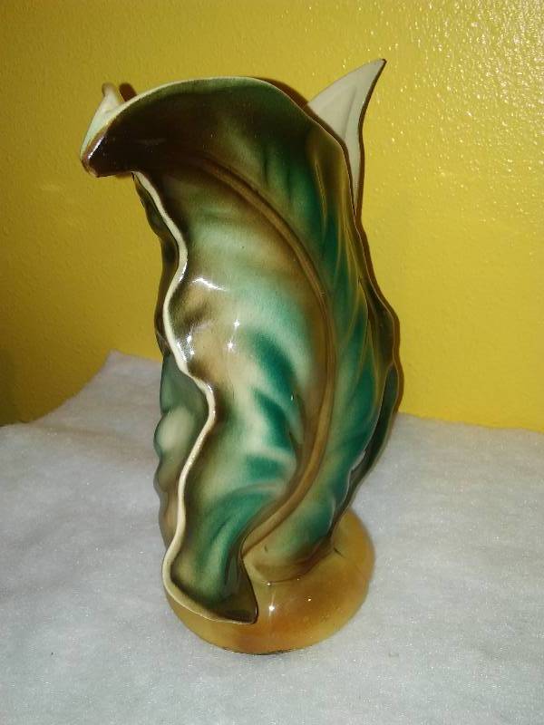 lot 354 image: Shawnee leaf Vase, 823,