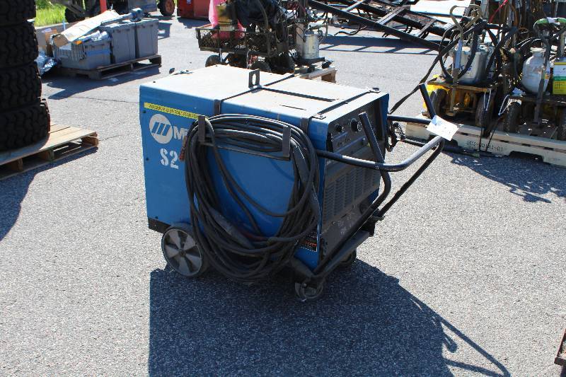 lot 127 image: Miller Gold Star 452 CC-DC Welding Power Source