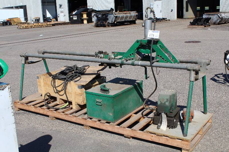 lot 124 image: Greenlee 975 Hydraulic Power Pump Pipe Bender