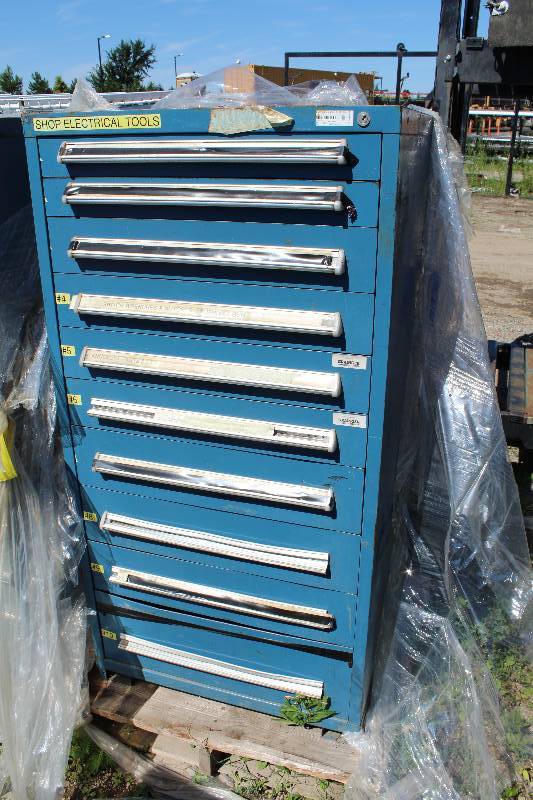 lot 152 image: ToolParts Chest w 10-Drawers