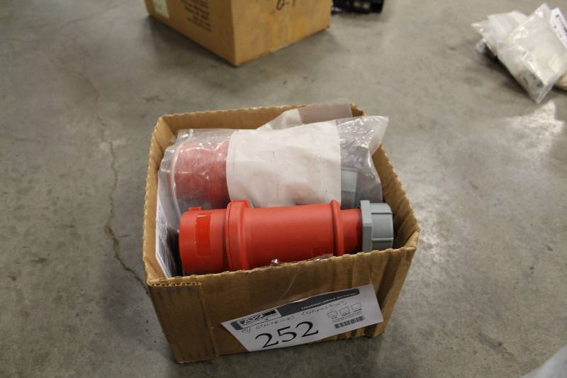 lot 252 image: Lot of (5) Electrical Connectors 5-Pole