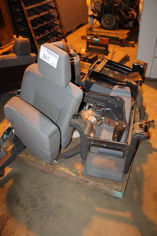 lot 267 image: Lot of (4) Stand-alone Chairs