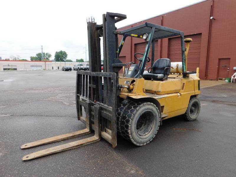 lot 1 image: 9000lb Cat GPL40 Forklift
