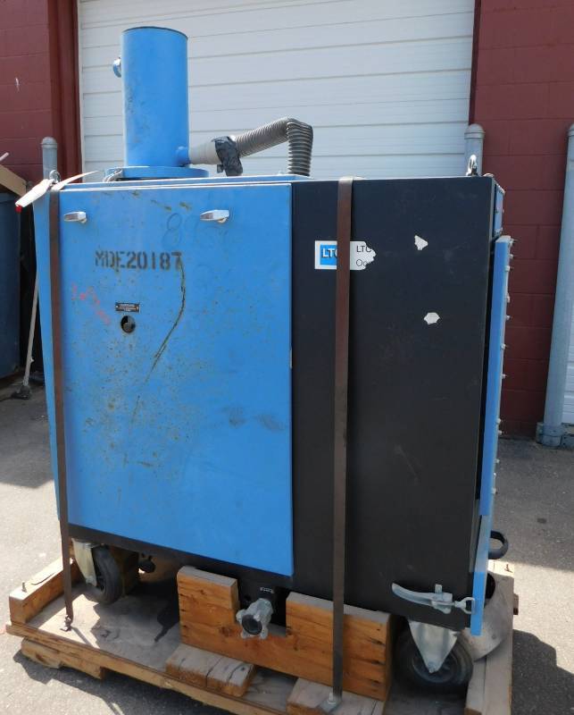 lot 40 image: Portable LTC1060 Sandblaster with Vacuum Recovery