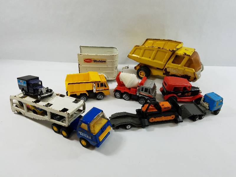 lot 18 image: Mix lot of Tonka & Remco Trucks Semi Trailer Cars Wagons & Bull Dozier