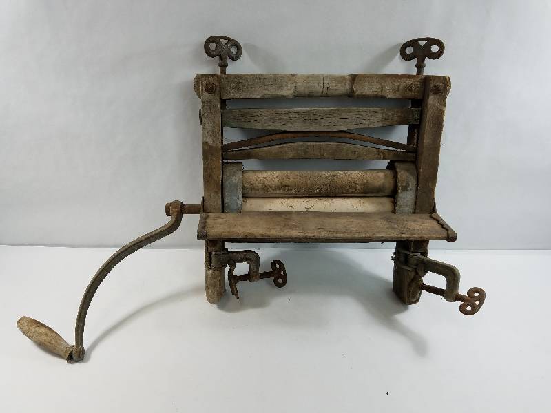 lot 27 image: Vintage Antique Laundry Ringer