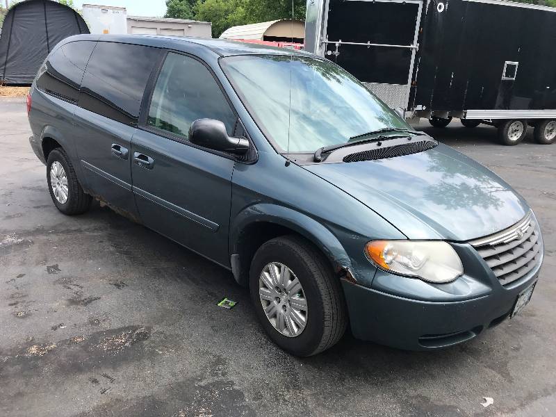 lot 39 image: 2006 Chrysler Town & Country