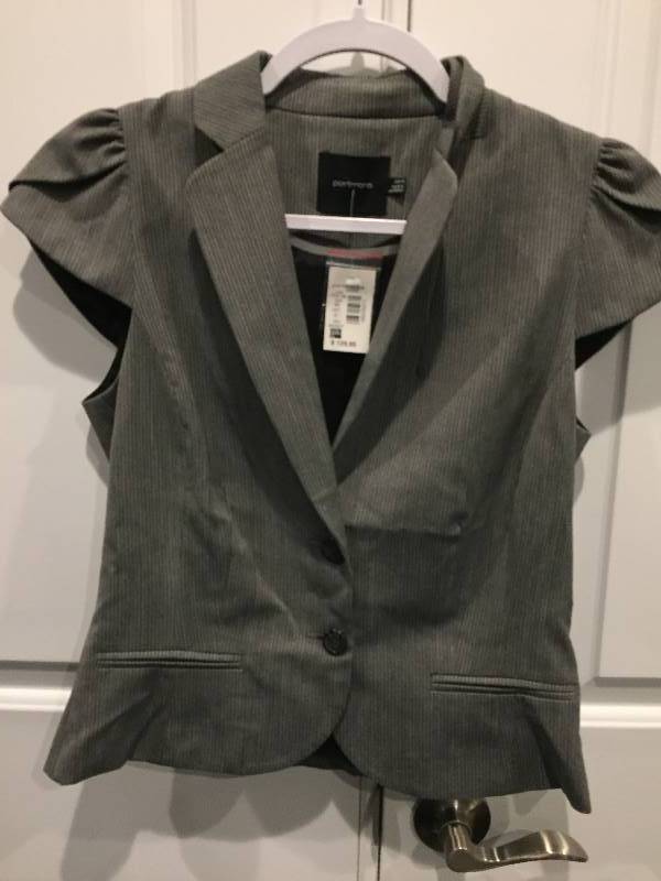 lot 572 image: NWT Portmons Capped Sleeve Vest Sz 10