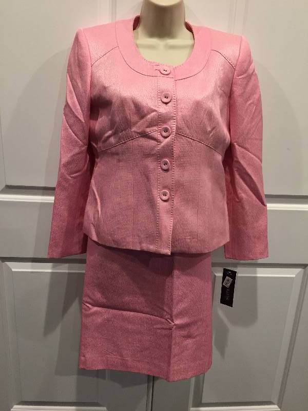 lot 578 image: NWT Anne Klein Suit Sz 6P