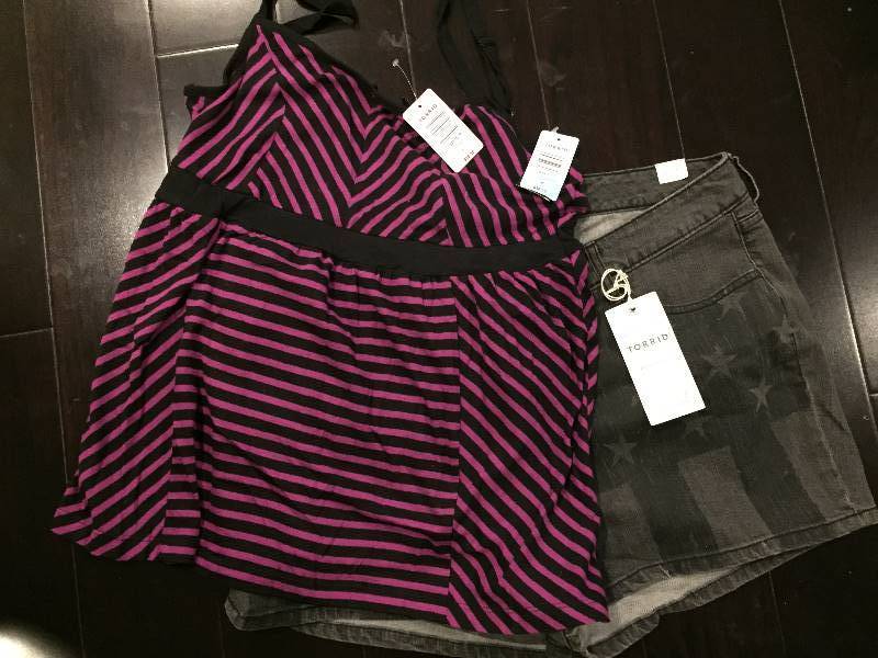 lot 586 image: NWT TORRID Jean Shorts, Top Sz 20
