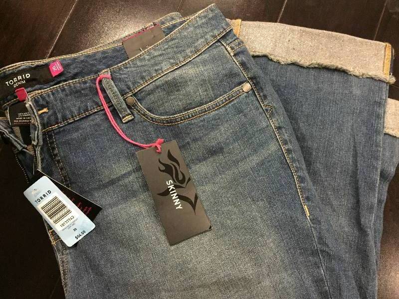 lot 587 image: NWT TORRID Jean Capris Sz 20
