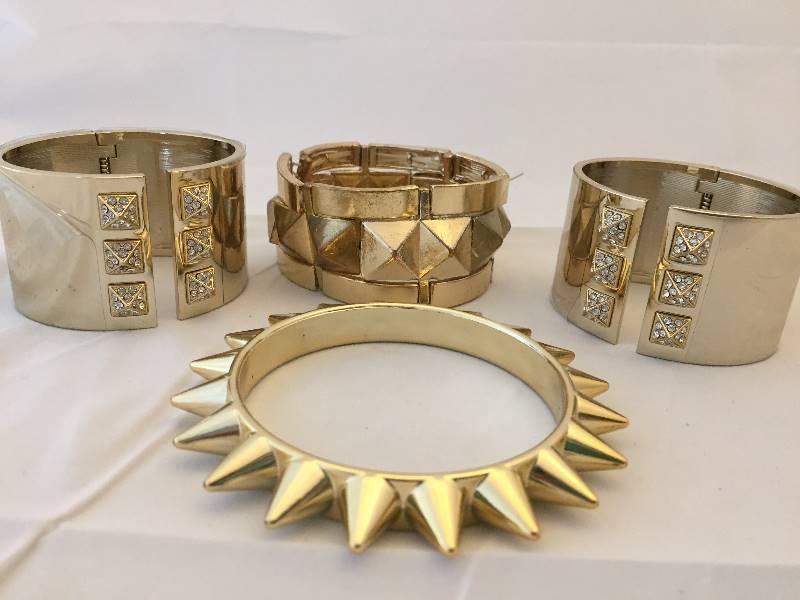 lot 534 image: Metal Bracelets - Goldtone