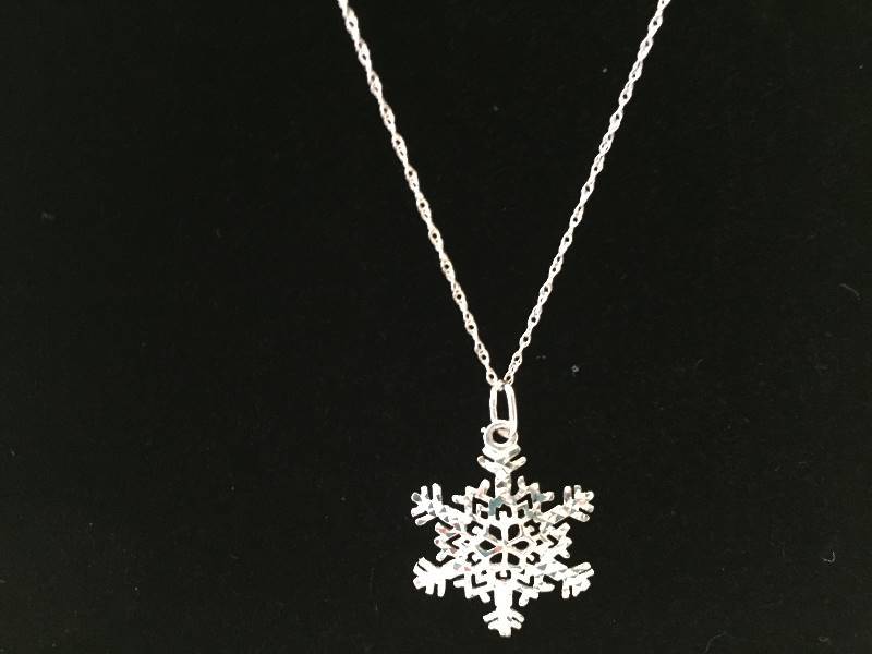 lot 421 image: 10K White Gold Necklace - Snowflake