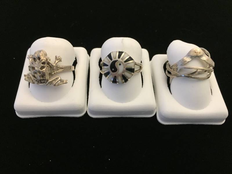 lot 440 image: Rings - Sterling Silver - Frog with moveable armslegs
