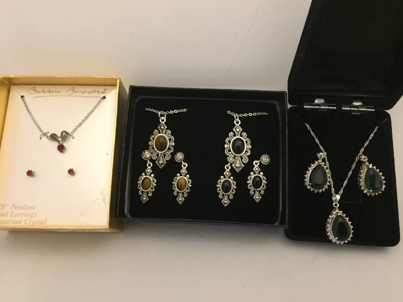 lot 450 image: Necklace & Earring Sets - New