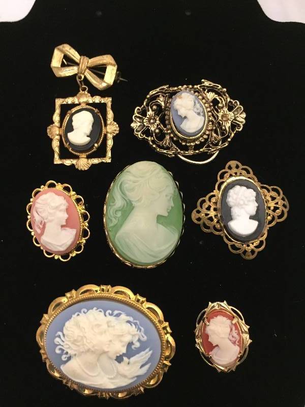 lot 529 image: Cameo Brooches