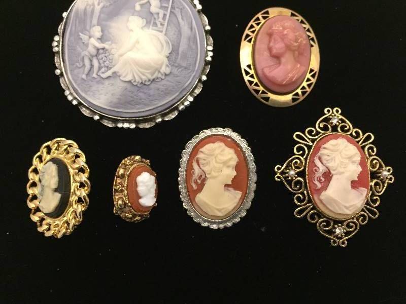 lot 541 image: Cameo Brooches
