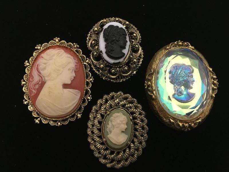 lot 556 image: Cameo BroochesPendants