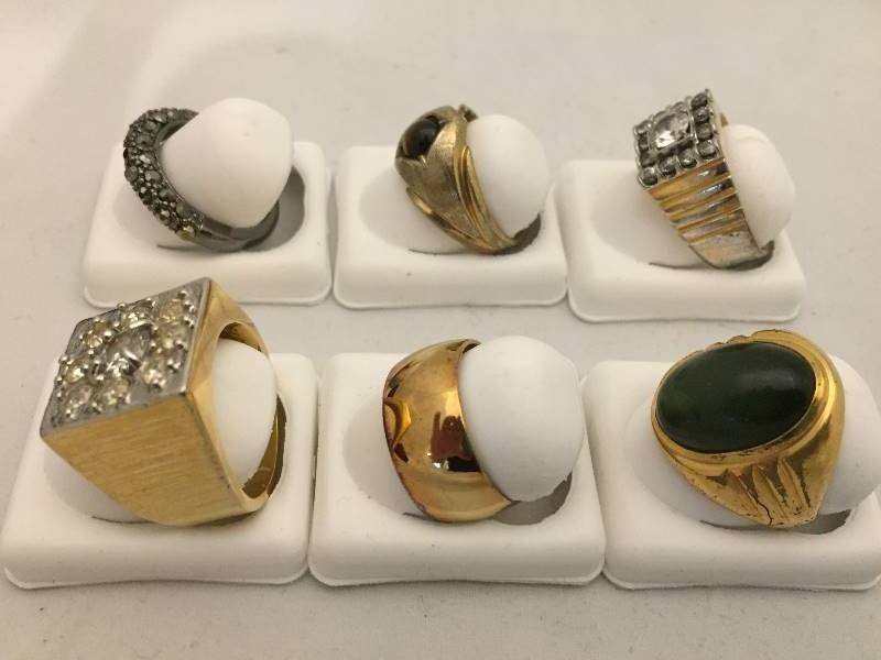 lot 537 image: Mens Rings - Costume